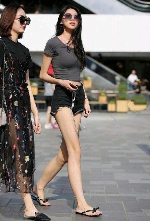 靓女|路人街拍,靓女搭配了一条白色的破洞牛仔裤,充满青春活力