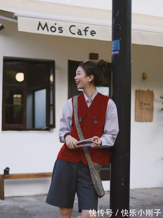 衬衫 秋冬怎么搭出层次感?马甲叠穿衬衫搭配五分短裤,简约又时尚