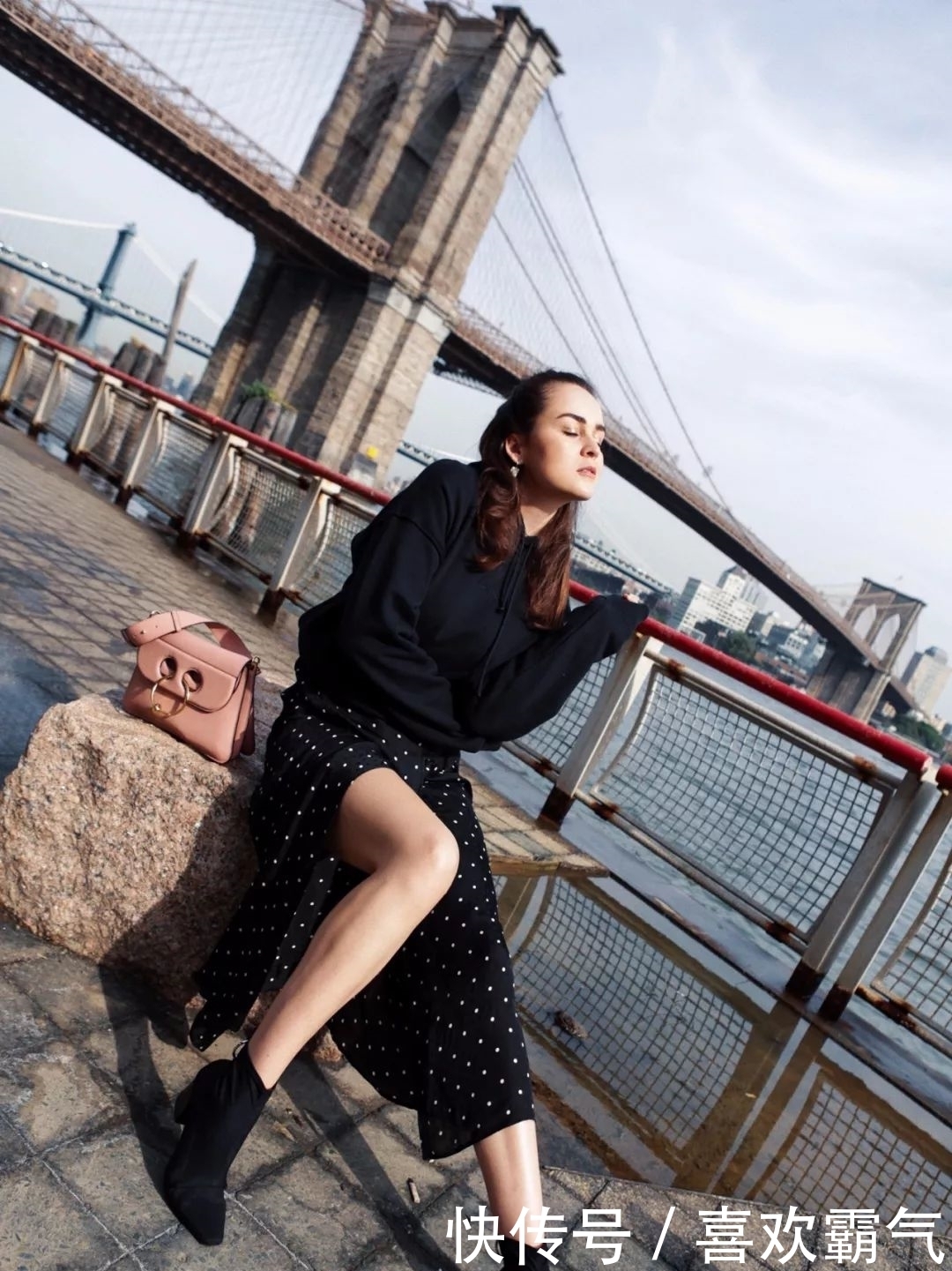 卫衣+半裙=早春最火混搭套路，时髦又有女人味！！