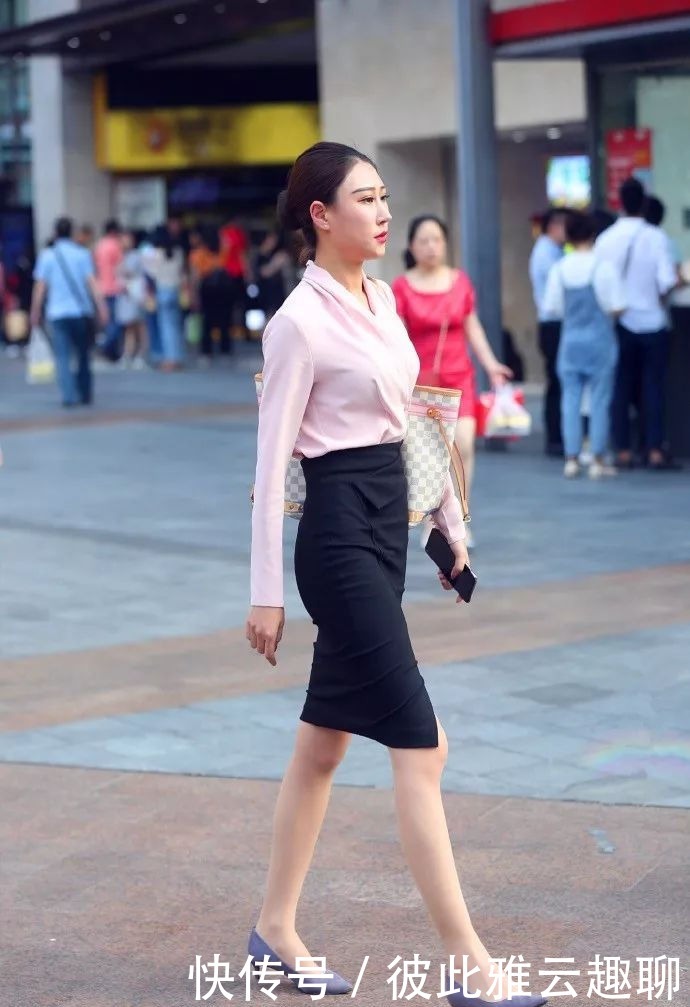 美女脚上搭配一双白色的低跟鞋,绽放时尚的魅力