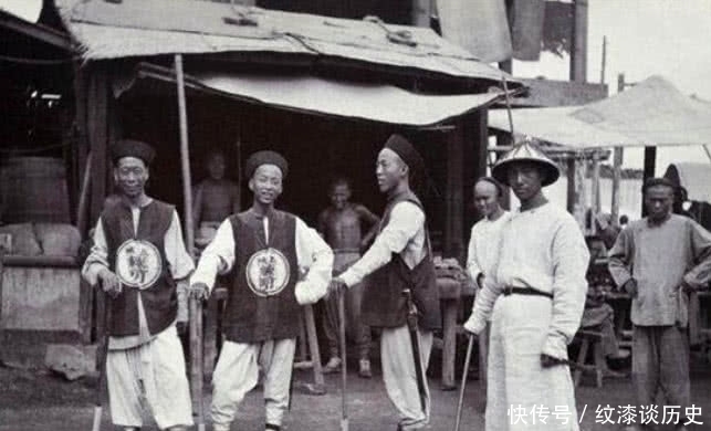 拍照|百年前一组老照片曝光于世，原来清朝人也这么爱耍帅，拍照摆的姿势太好笑了