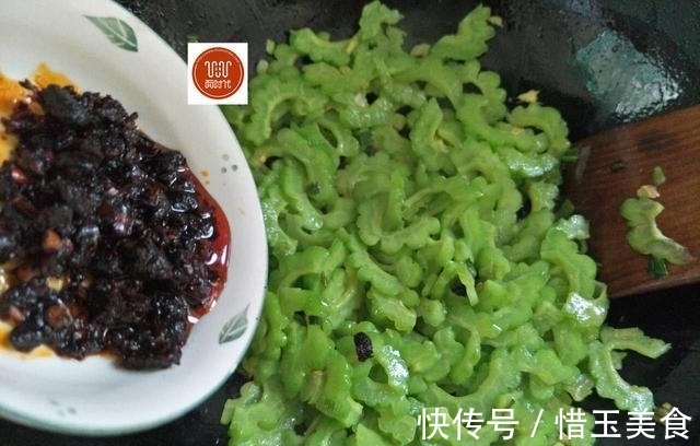 快手|苦瓜换种做法，很多人没吃过，简单快手，比肉还香！