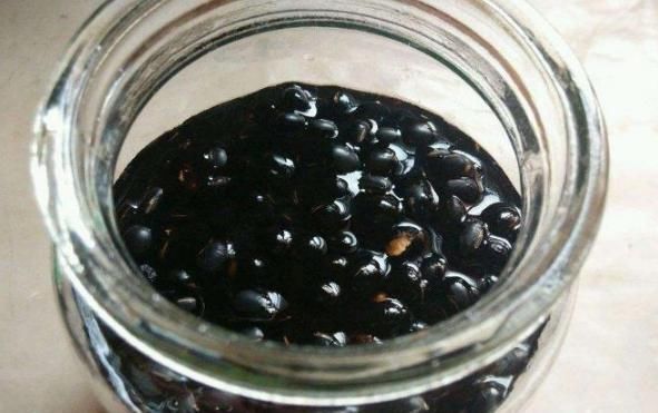 “醋泡黑豆”可以养肾，豆子用生的还是熟的好？大多数人泡错了