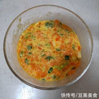 饭店大厨说漏嘴的秘密，胡萝卜蛋饼这样做才好吃