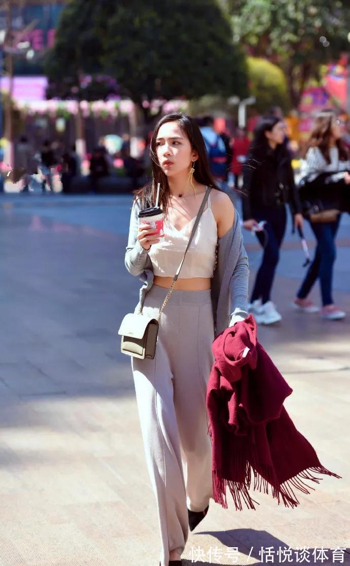 小姐姐 白色的v领吊带,短款的吊带让腰部曲线,显得更加的迷人