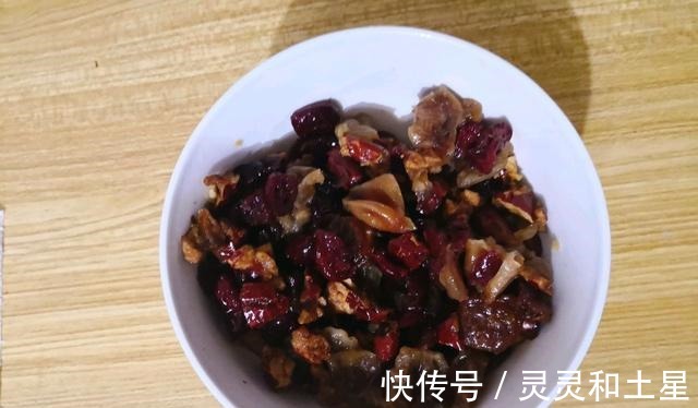 吸油纸|黑米别用来煮粥，做成面包，好吃又美味！