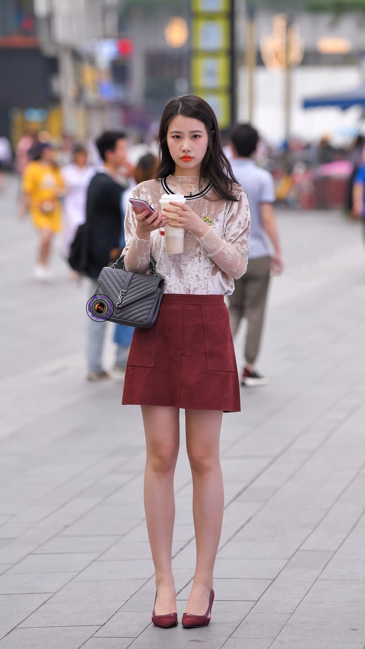 魅力|美女选择裙长不过膝盖的半身裙,还有能凸显个性魅力