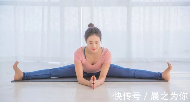 澳洲|95后的澳洲瑜伽女神，靠瑜伽年入千万，身材和颜值都让人非常羡慕