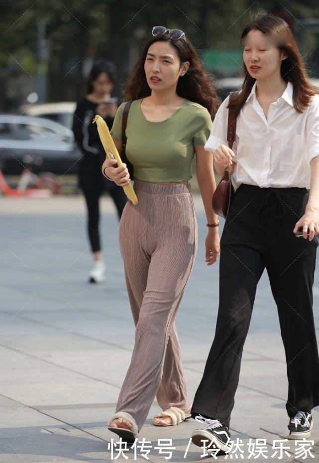 靓妹在衣摆处截一半，正好露出裤腰线，突显大长腿彰显时髦气质