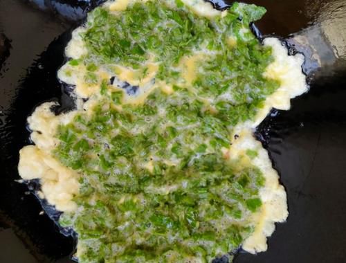 春天的这菜是个宝，马路边摘一袋子，炒鸡蛋蒸着吃都行，特鲜