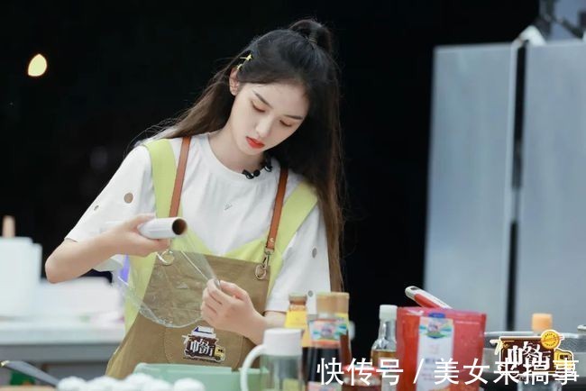 服務(wù)員|《中餐廳》價(jià)格遭觀眾吐槽，五個(gè)家常菜近500元，顧客結(jié)賬快哭了