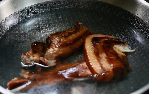 大忌|为啥腊肉一炒就变硬?原来直接下锅是大忌!多加1步,腊肉香又嫩