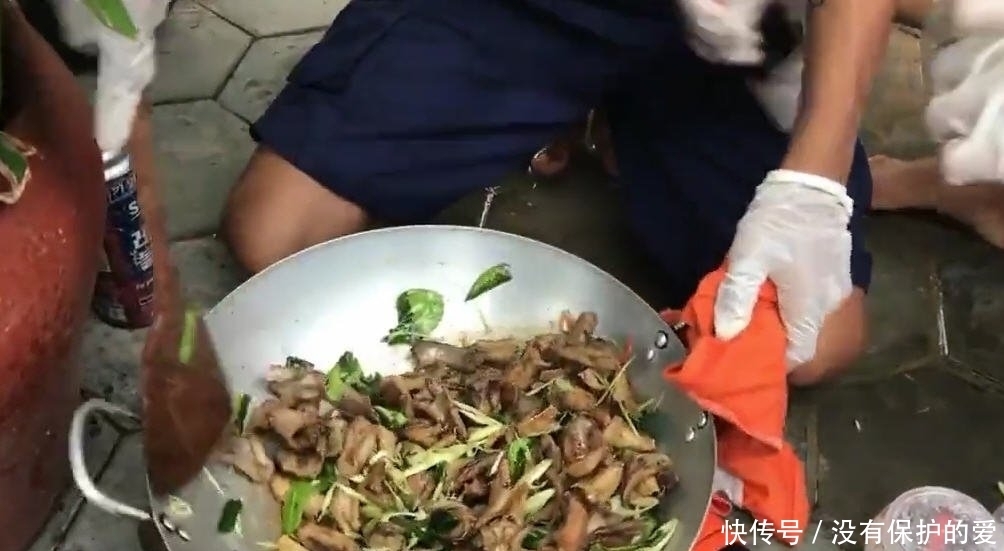 两个小孩子,自己做美食,材料竟然是