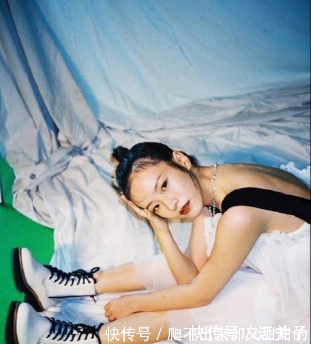 单丸子头 别再披头散发了,今秋流行这3种“扎发发型”,简单自然易上手