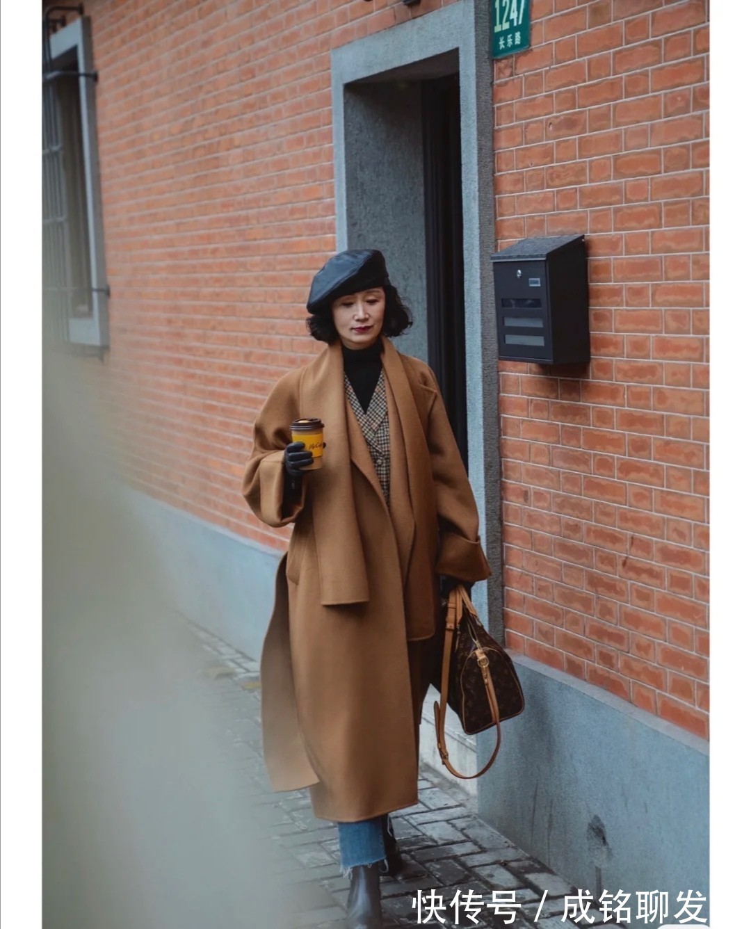 奔六女人 这才是奔六女人的最美打扮:“九分裤+小短靴”,显瘦又显年轻