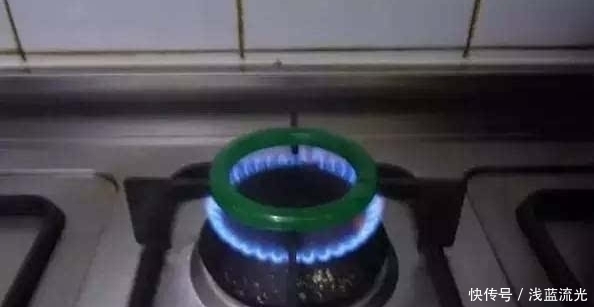 大妈为证翡翠是真的,在煤气灶上烧翡翠,没多久拿下来后悲催了