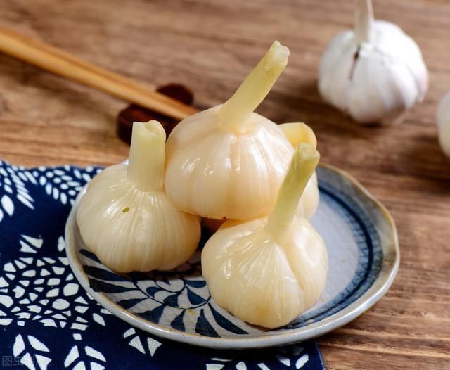 蒜头|腌糖醋蒜，只放糖和醋是不行的，多放2味料，味道不涩不易坏