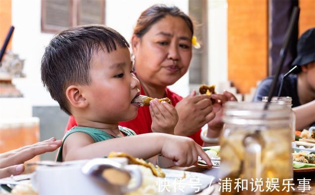 孩子|自主进食促进人格形成，遵循“三不两要”，让孩子享受自己吃饭