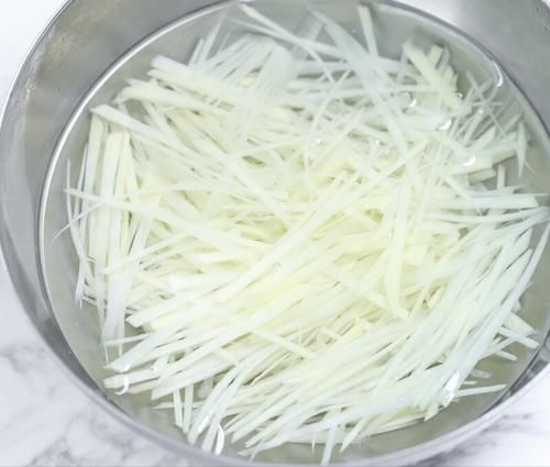 还粘锅|炒土豆丝黏糊糊的还粘锅？大厨分享关键1招，爽脆可口很下饭