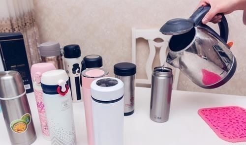 三无产品|保温杯成夺命杯,倒出的热水变毒水,家长速查家里有的赶紧丢掉