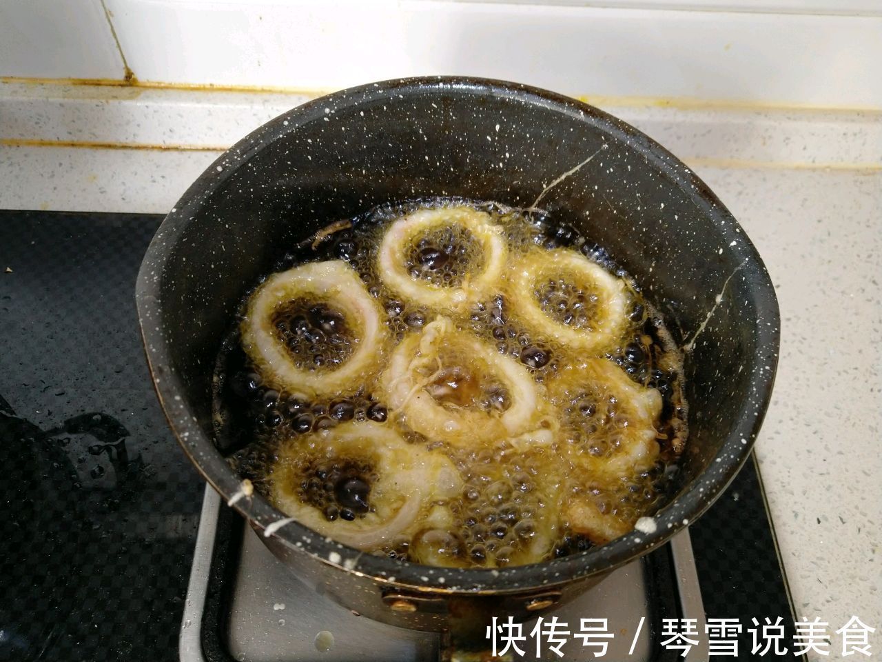 家庭版鱿鱼圈，做法简单，外酥里嫩，鲜香可口，大人孩子都爱吃！