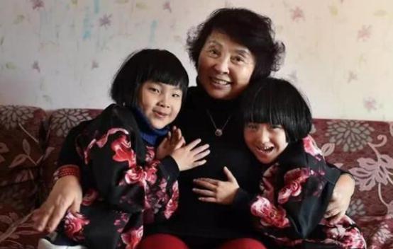 老伴|60岁老人因“失独”再孕,生双胞胎女儿立志活104岁,如今咋样?