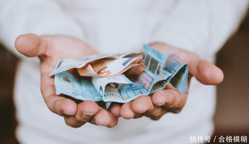 攀比|中学生之间有了攀比新方式:穿着统一的校服,脚上却踩着名牌鞋子