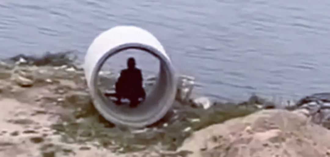 湖北一男子钓鱼时遇上下雨,一番神操作让人哭笑不得,网友:过瘾