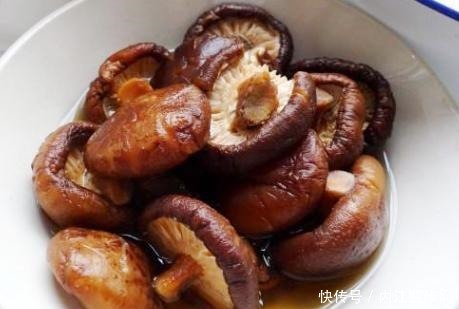 炖鸡汤时,有人直接炖有人先焯水大厨都不对,难怪鸡汤口感差