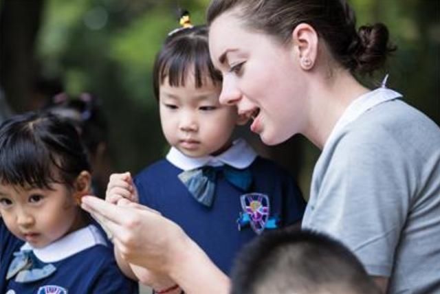 孩子|弟弟趁着姐姐看电视,站在姐姐旁偷吃鸡腿,姐姐一低头被萌到了