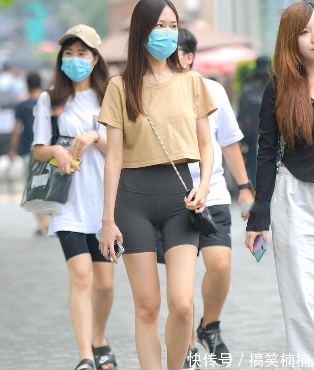 五分裤 杏色短T恤配灰色5分裤,简约的款式搭配时尚,你也可以做到!