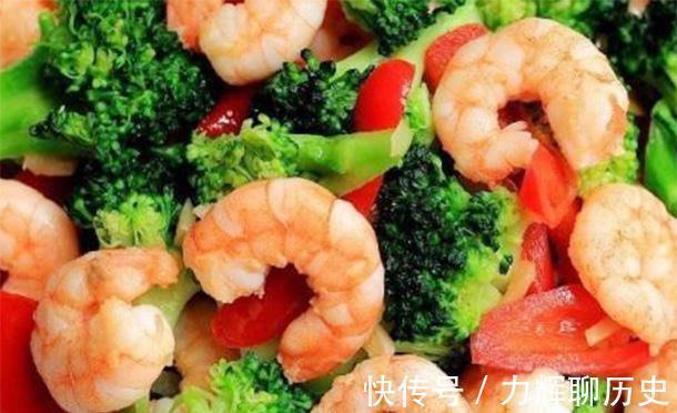 西兰花|每天大口喝水女人孩子皮肤变得嫩嫩的,多吃西兰花,皮肤好又瘦身