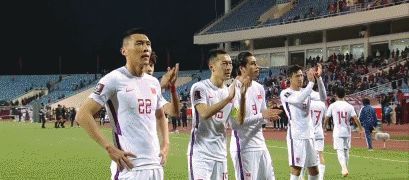 焦点战|国足众将谢场表情麻木!遭球迷怒骂“不要脸”,网友:留越南过年