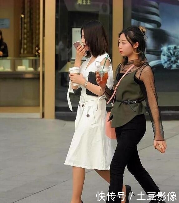 街拍美女时尚,时尚活力又脱俗,秋天不冷吗