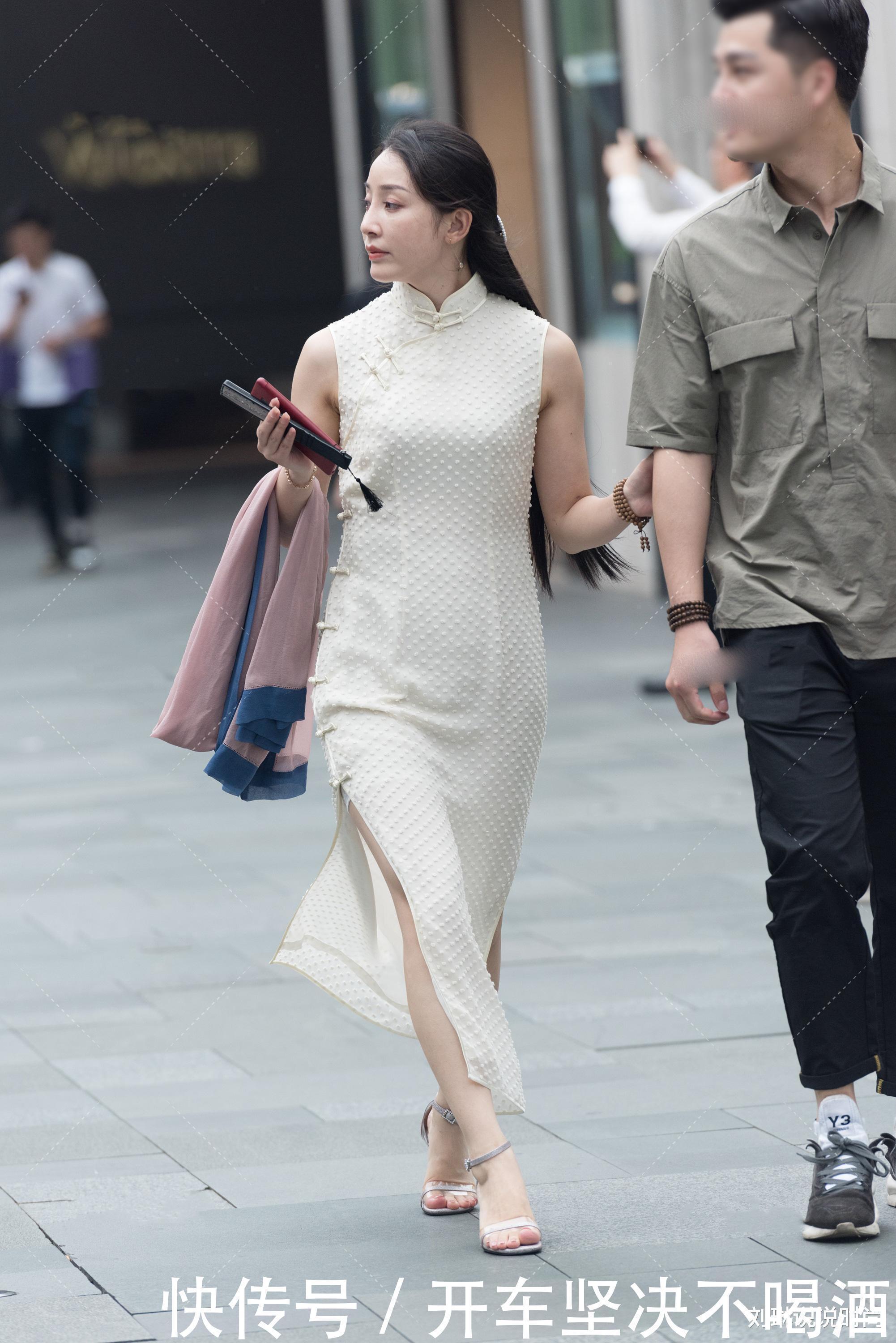 美女|“露肩”的米黄色旗袍展现古风美女的气质,亚麻材质让衣服更加有魅力