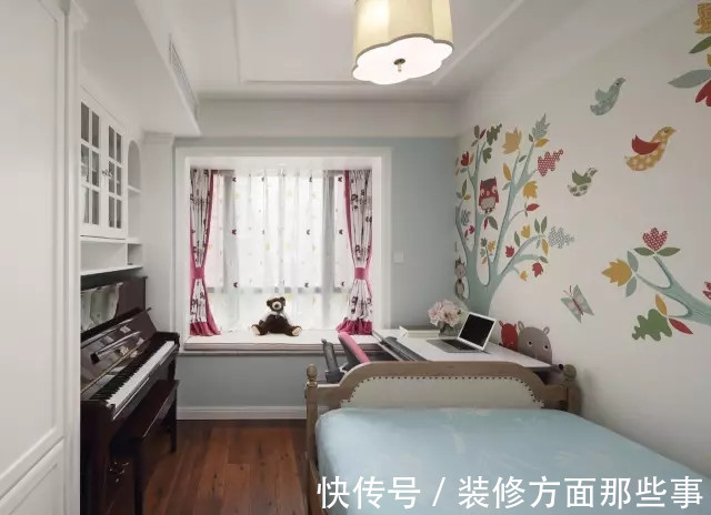 三居室|105平美式风三居室,浅灰的底色点缀亮黄、浅蓝为客厅时尚感