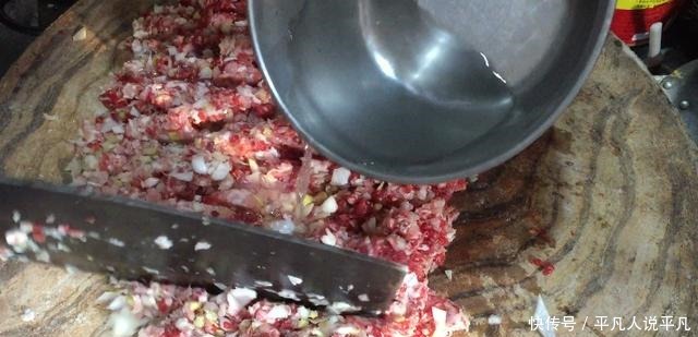 过年包饺子这肉别错过,低脂高蛋白,这样调馅,鲜香多汁,真好吃