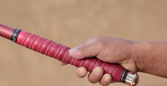 天冷如何让鱼咬钩？只需下面这1招，再懒的鱼也会扑上去咬一口