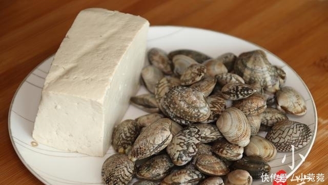 切成片|1块豆腐,1把花蛤,锅中炖一炖,鲜香美味,出锅连汤都不剩