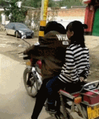 |搞笑GIF:前边那么多的武器都能理解,最后一个经历了什么?