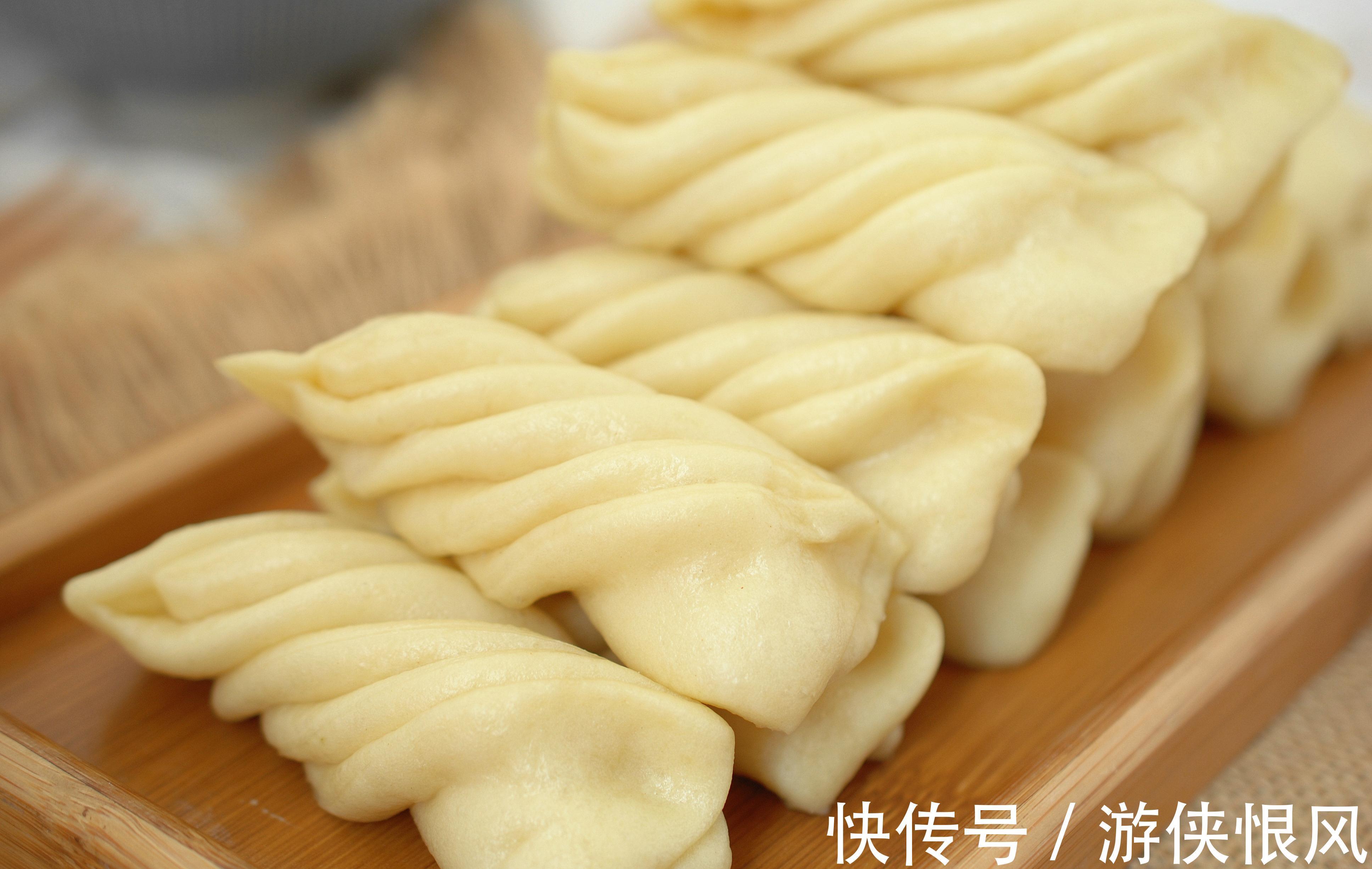 82岁奶奶教你做碱面小花卷,一层一层撕着吃,越吃越香,特简单