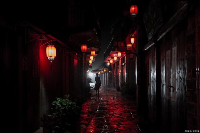 旗袍|雨巷诗词15首:雨中撑伞长巷行。满怀愁绪怨难平