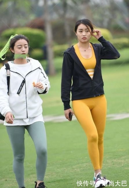 牛仔裤 穿着卡其色,时尚而老成,充满高级感