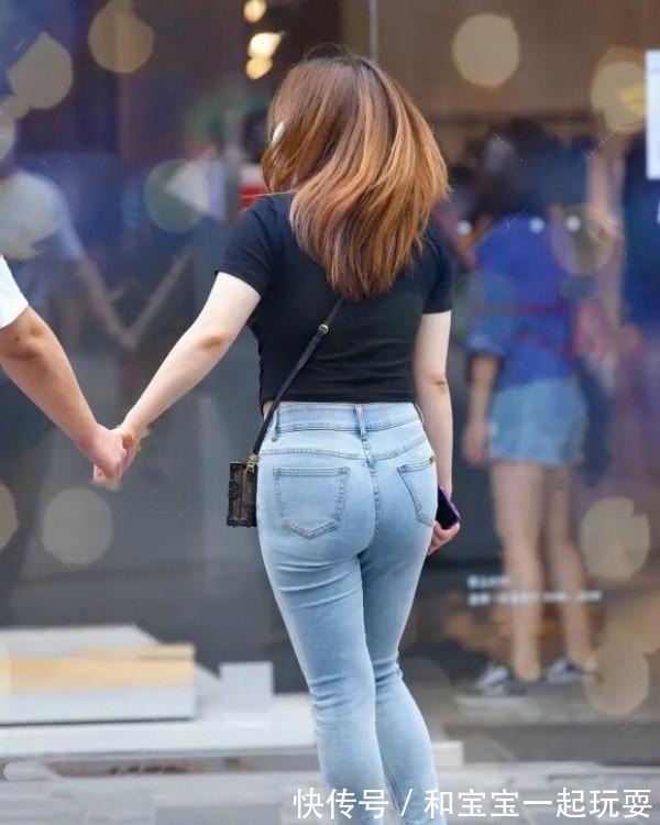 小白鞋 蜂腰细腿的打底裤美女,增加自身的魅力和吸引力,潮范十足!