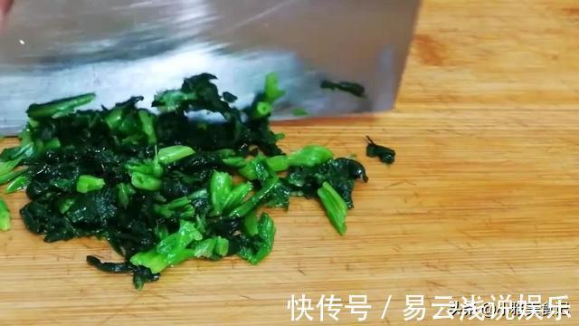 搅拌均匀|我家菠菜从凉拌着吃，加2个鸡蛋，简单几步，上桌孩子抢着吃