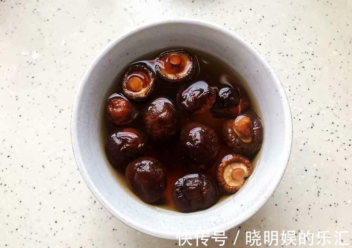 枸杞|鸡翅和裙带菜搭配，蒸一蒸，鲜香入味，全家老小都爱吃的一道菜