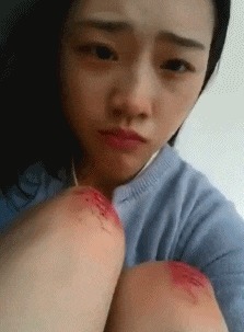 |搞笑GIF：都这时候了还看什么看 赶紧来救我啊，真装不下去了