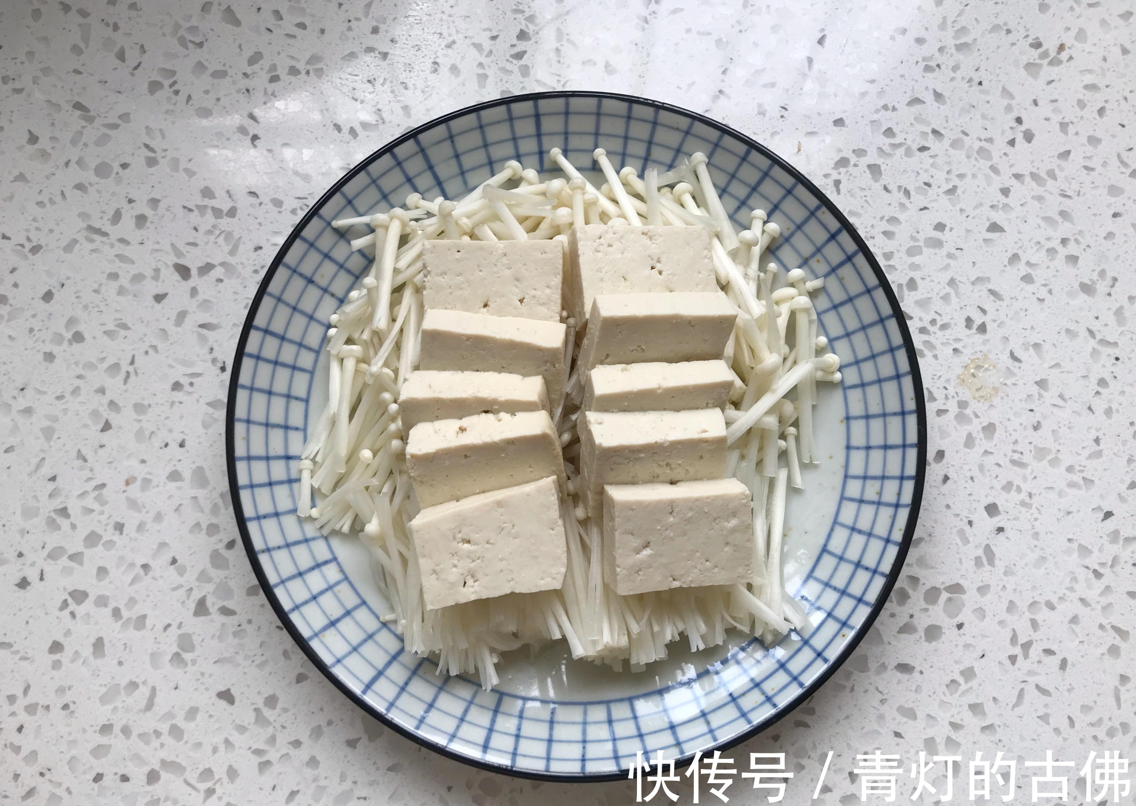 家常蚝油金针菇蒸豆腐，鲜美可口，蒸一蒸就出锅太简单了