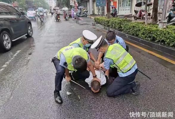 栾川|洛阳栾川一男子手持30公分尖刀当街逞狂，交警一个抱摔将其制服!