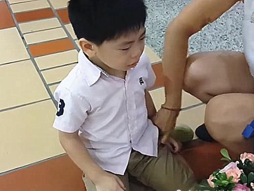 爸爸|2岁宝宝砸碎了妈妈的手机,爸爸接下来的举动,直接毁了儿子一生